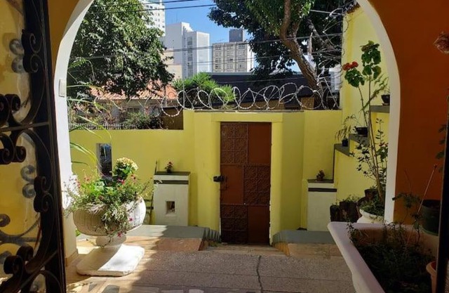 Quarto com varanda em casa próxima a área hospitalar em BH