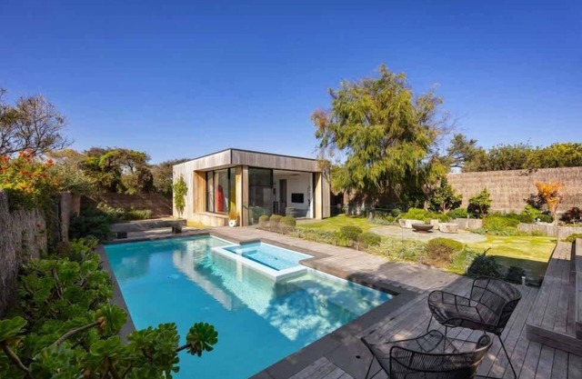 *Quay*-Walk to beach, Gas Heated Pool, Spa, Tramp