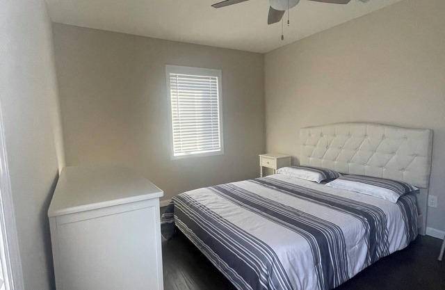 Queen bedroom 1 minute to Highway