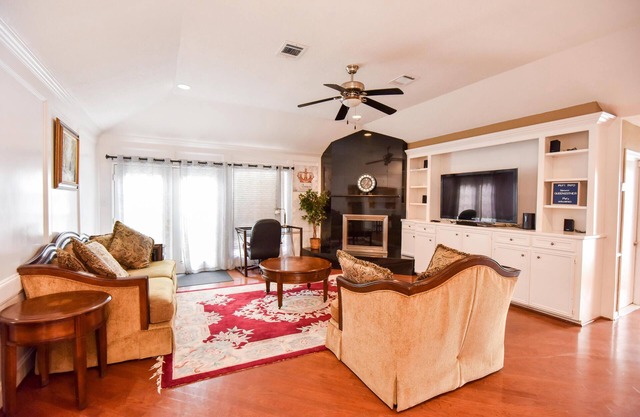 Queen Esther’s Retreat – Charming Older Home Near Synagogues