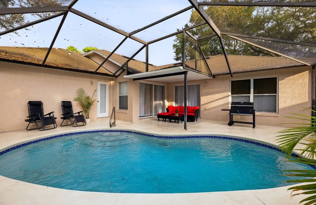Queen Guest Suite with Pool View and Nearby Lake