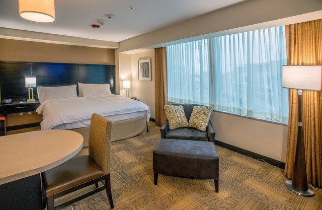 Queen Studio in Downtown! Shared Hot Tub + Pool Access