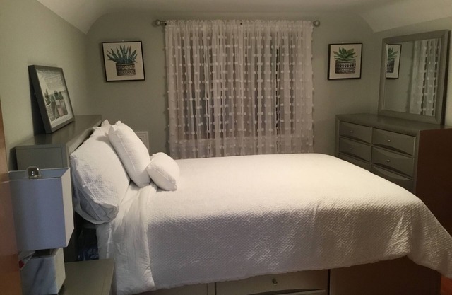 Queenroom with shared bathroom, safe neighborhood .
