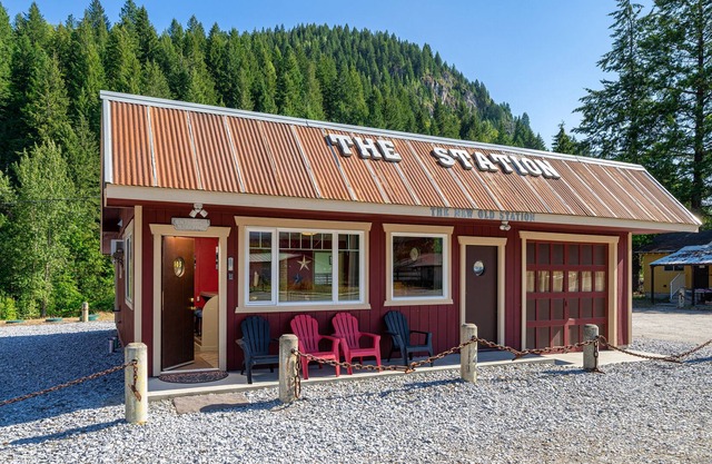 Quick access to the city park, town boat launch and dining options.