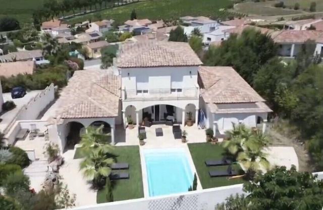 QUIET VILLA CLIM POOL NEAR BEACHES AND LAKE