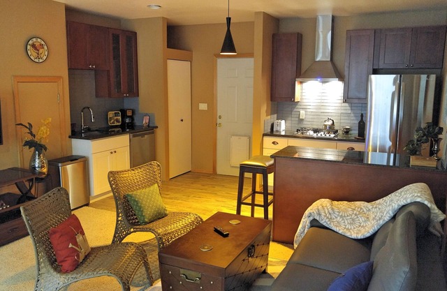 Quiet 2 Bedroom Suite in a Partial Lake View House with Fully Fenced Backyard