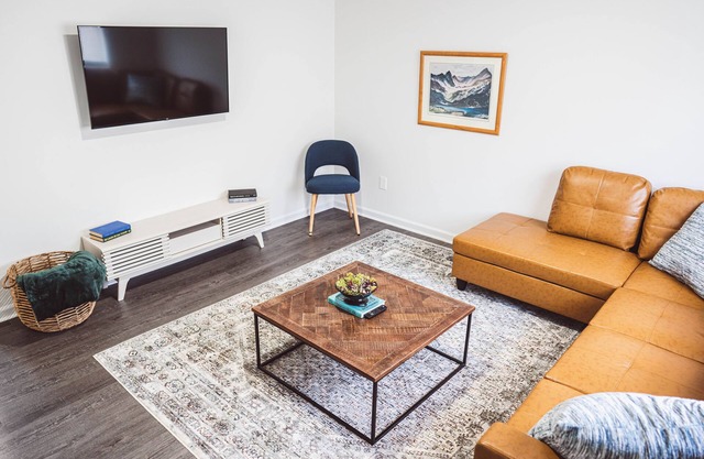 Quiet 2BD rental with mountain views close to JCMC