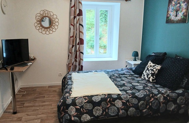 Quiet 3-person family room facing the forest, ideal for families
