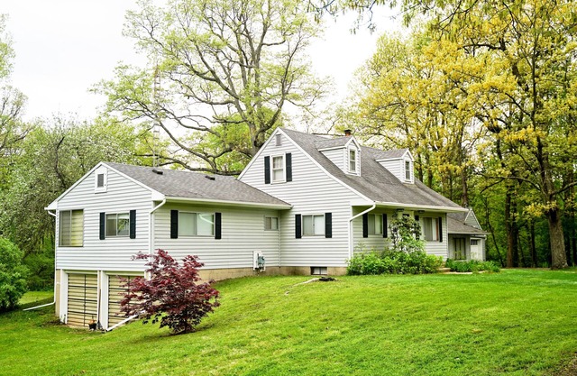 Quiet 5 bedroom house on 3 acres plus woods, 5 min from MSU campus, easy access.