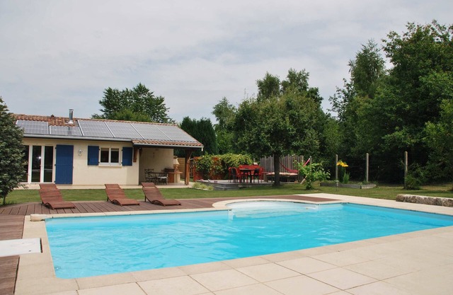 Quiet, air-conditioned villa 15 minutes from Bordeaux with pool and spa