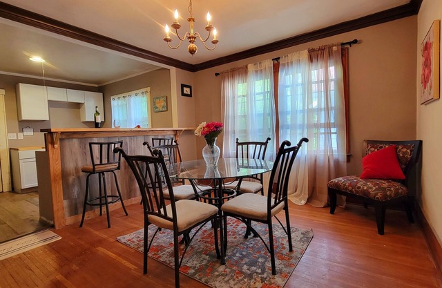 Quiet and cozy 2 bedroom upper apartment