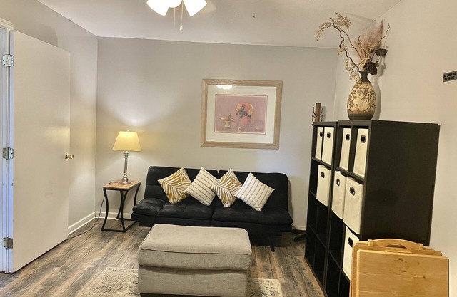 Quiet and Private also dog friendly. Close to FSU, FAMU, Capitol. Lots of trees