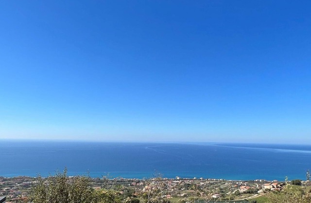 Quiet apartment in the hills near the sea and the mountains