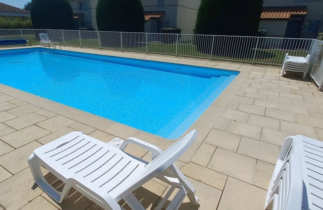 Quiet apartment with swimming pool, near the sea, located in the Golf de Pornic.