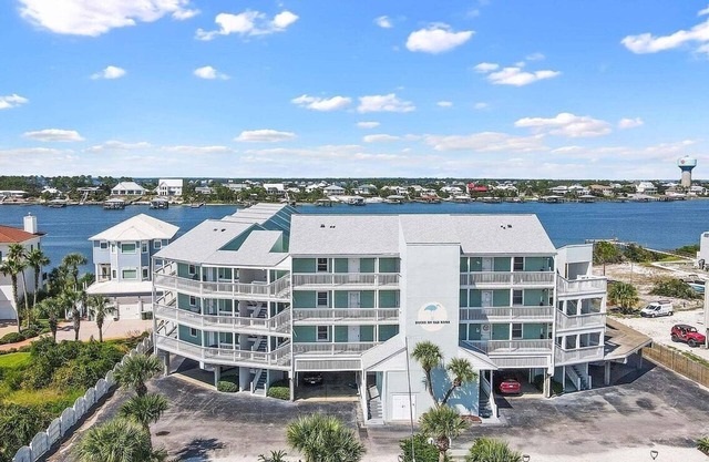 Quiet bay side condo with pool and fishing pier