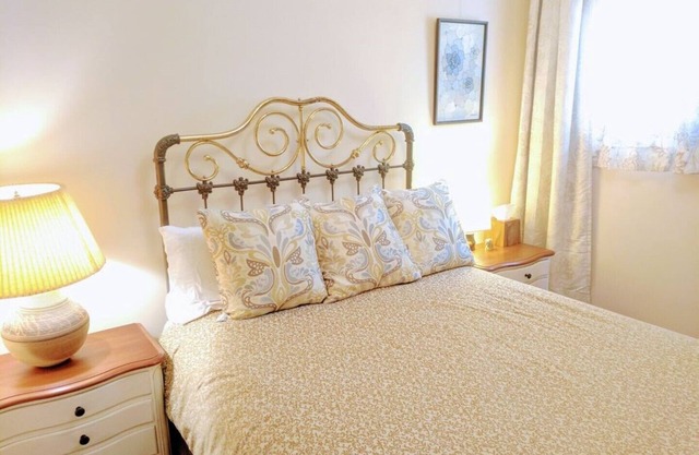 Quiet Bedroom Perfectly Located - Restored Redwood Home North Beach