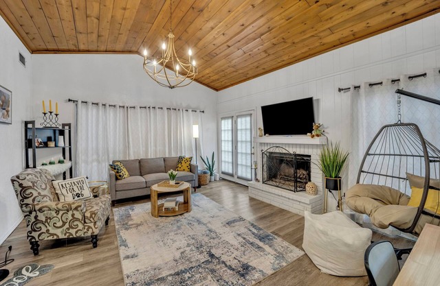 Quiet Casa Felice, fully furnished, utilities paid , located in N. Arlington