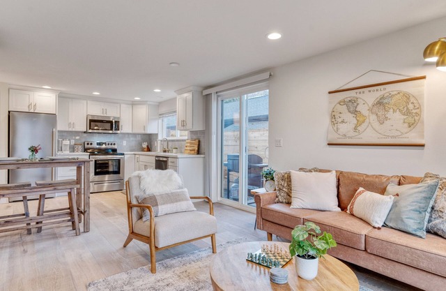 Quiet, Charming 2 Bedroom Home in the heart of Madison Park