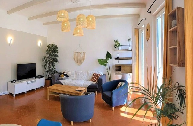 Quiet, charming and bright, 2 steps from the shopping center and the old port.