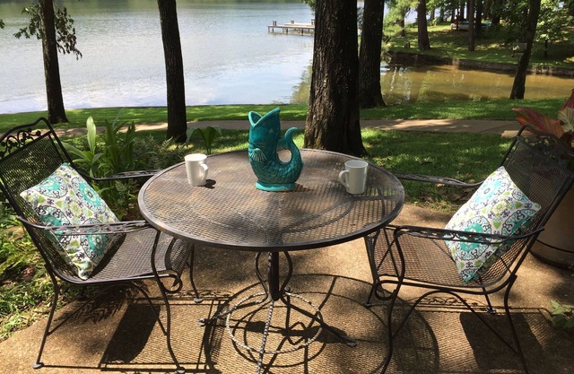 Quiet, Charming Lake Front Home with Kayaks, 2 Guest Maximum