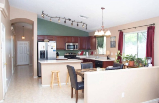 Quiet & clean home, convenient to Tempe and Tucson!