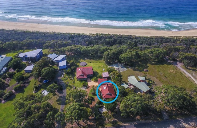 Quiet clean villa where the beach meets the bush