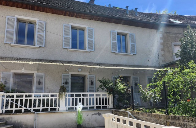 Quiet, comfortable apartment overlooking the fort. Close to the spa
