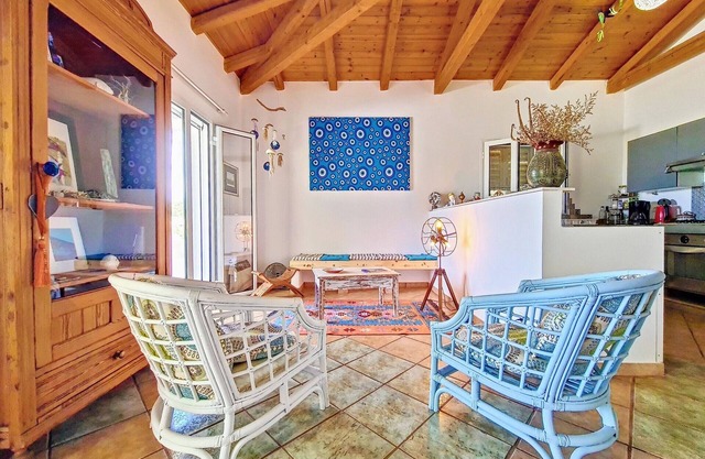 Quiet comfy villa, close to beach, vast garden