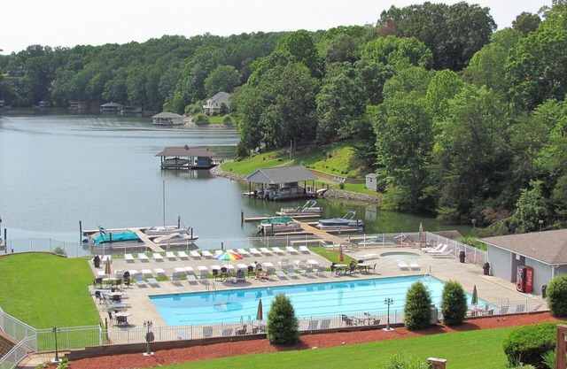 Quiet condo (Striper's Landing) on Smith Mountain Lake-RELAX AND REFRESH!