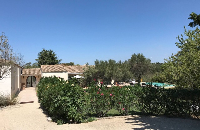 Quiet, contemporary villa in Nîmes with private pool and spa.