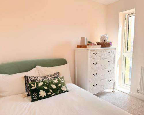 Quiet Cosy Room with Private Bathroom & LUSH Products