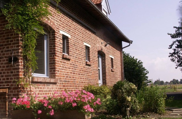 Quiet cottage with garden, Wifi and parking near Lille