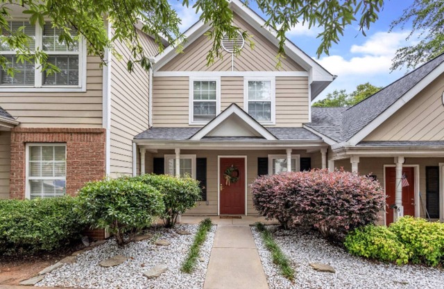 Quiet, Cozy, Dead End Street. Queen Beds, Smart TVs. Close to downtown!