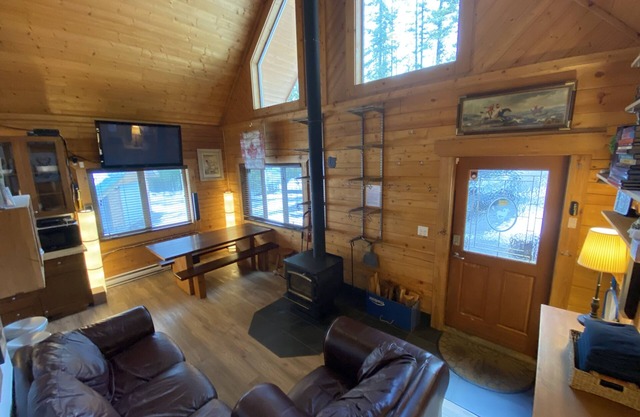 Quiet & Cozy Log Cabin near Revelstoke & Sicamous