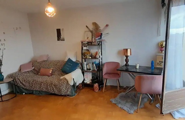 Quiet, cozy nest opposite a park, close to public transport.