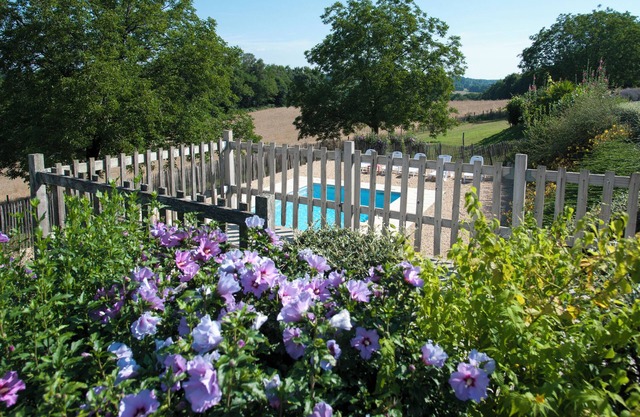 Quiet family home with secure swimming pool