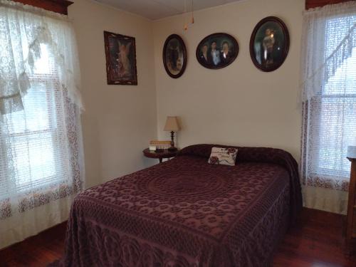 Quiet FULL-SIZE bed close to town 420 friendly