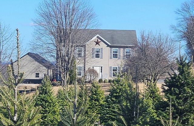 Quiet Getaway on a Christmas Tree Farm w/Beautiful Views & a Hot Tub