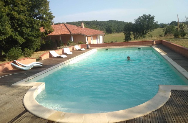 Quiet gite by the pool for two people