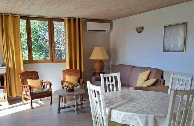 Quiet gite in the Ain countryside, located along the "voie verte" greenway.