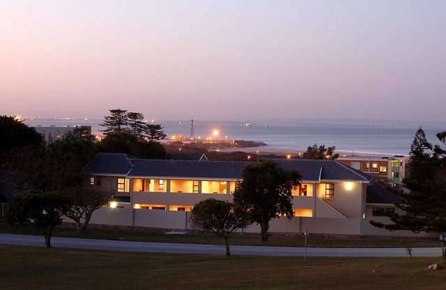Quiet guest room with double bed and kitchen, near Port Elizabeth