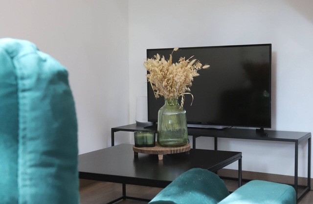 Quiet house near train station & town center. Pets welcome!