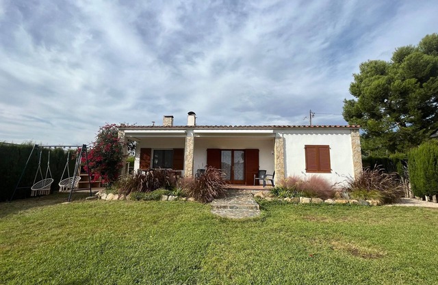 Quiet house with large garden near the beach ideal for families.