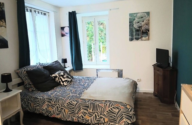 Quiet, independent double room facing the forest