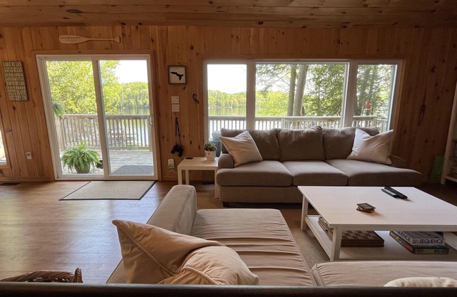 Quiet Lakefront Cottage, perfect for Families. Hot Tub, No Jet Ski lake.