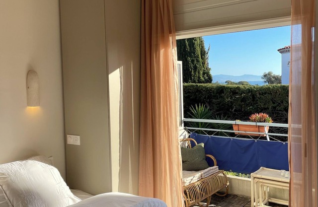 Quiet location on Cap d'Antibes, sea view and 2 minutes from the most beautiful beaches