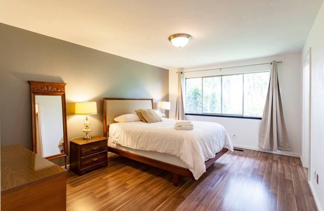 Quiet Midcentury Modern Home-Lake Views, WIFI, & Parking. 3 Bdms, 1.5 Baths.