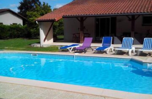 Quiet modern house with swimming pool