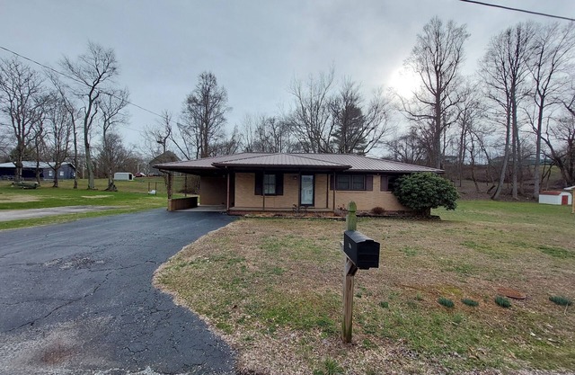 Quiet neighbor just 2 minutes from downtown Sparta TN