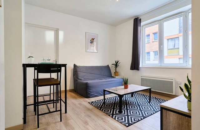 Quiet one-bedroom flat close to the metro